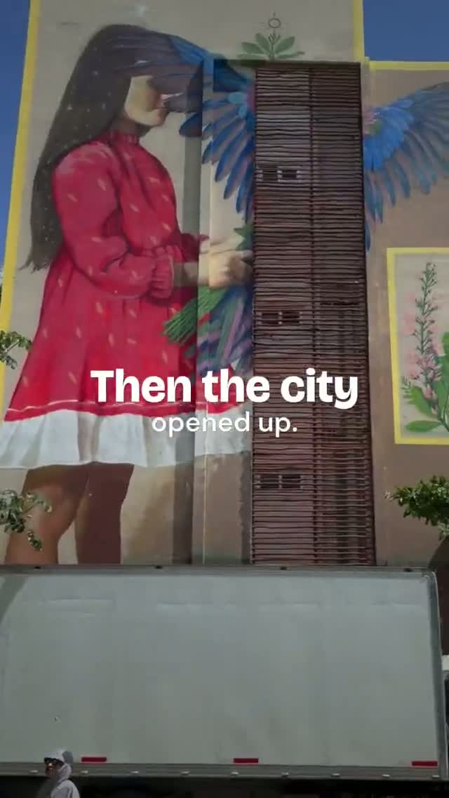 Grupo pequeño en una ruta de arte guiada en e-bike frente a un mural en Tulum